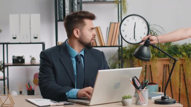 Ofis Bilgisayarında Çalışan Kafkas Işadamı Işe Geç Kalan Saatlerin Endişe — Stok video