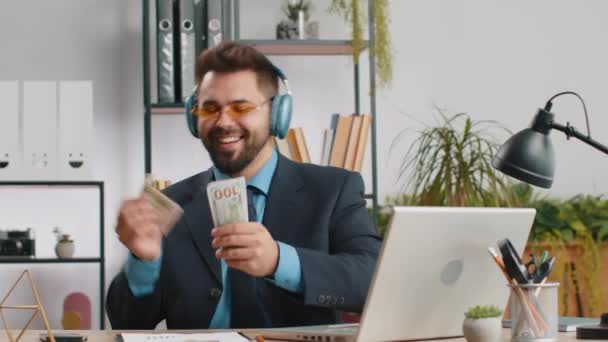 Kaukasischer Geschäftsmann Der Fan Von Bargeld Dollarnoten Ist Feiert Tanzt — Stockvideo