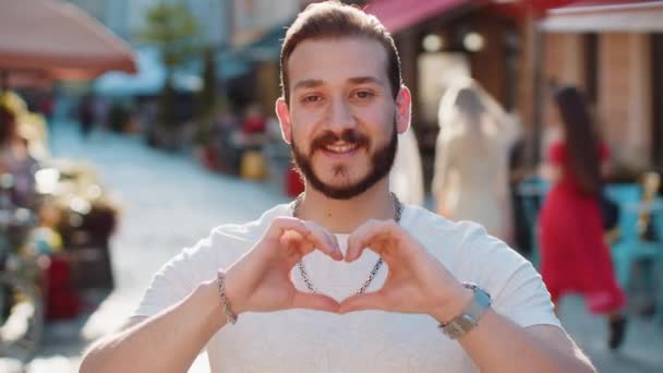 Αγαπώ Νεαρός Άνθρωπος Κάνει Σύμβολο Της Αγάπης Δείχνει Την Καρδιά — Αρχείο Βίντεο