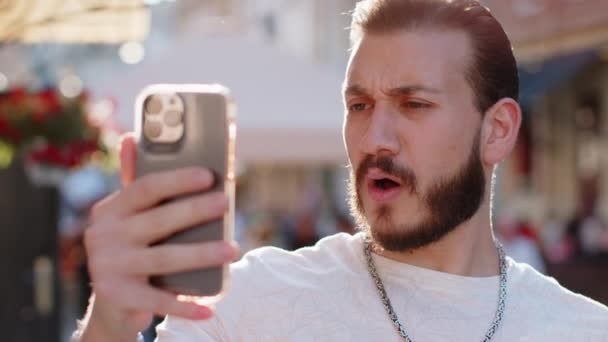 Tuhan Wow Senangnya Pemenang Berjenggot Muda Menggunakan Smartphone Mengetik Browsing — Stok Video