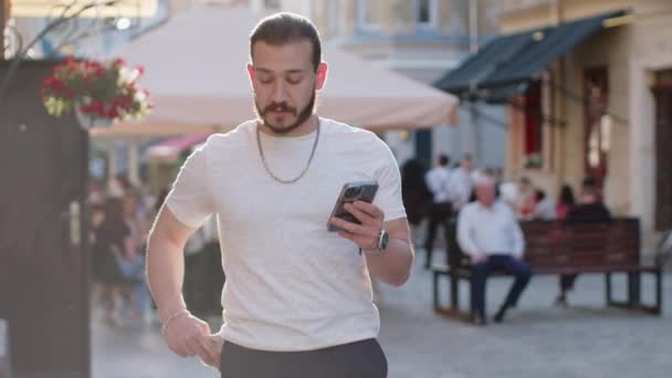 Para Sayan Mutlu Genç Bir Adam Akıllı Telefon Hesap Makinesi — Stok video