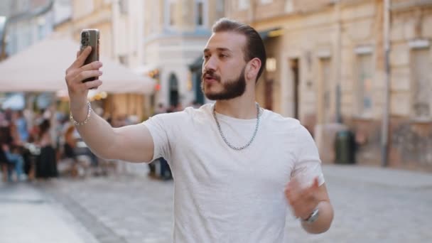 Brodaty Bloger Młody Człowiek Robi Selfie Smartfonie Komunikuje Rozmowy Wideo — Wideo stockowe
