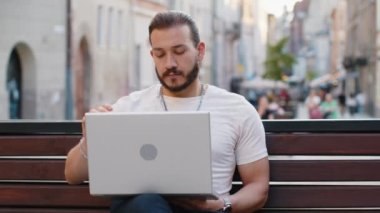 Serbest çalışan bir adamın portresi açık şehir sokaklarındaki bankta otururken dizüstü bilgisayarı açıyor. Ortadoğulu adam defter üzerinde çalışıyor, mesajlar gönderiyor, online alışverişler yapıyor, film izliyor. Kasaba yaşam tarzları