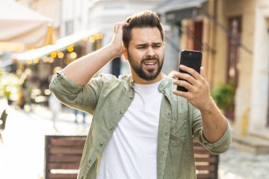 Beyaz sakallı adam akıllı telefon daktilo kullanıyor. Ani piyango sonuçlarını kaybediyor. Kötü haber, servet kaybı, başarısızlık. Şehir caddesinde yürüyen genç bir adam. Kasaba yaşam tarzları