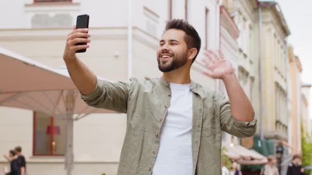 Blogger Joven Barbudo Tomando Selfie Teléfono Inteligente Comunicando Videollamadas Línea — Vídeo de stock