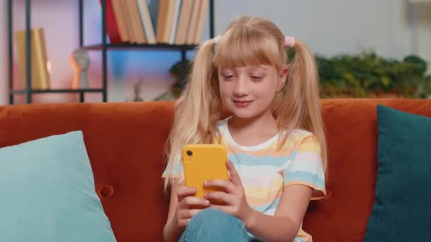 Malé Dítě Holka Textové Sdílení Obsahu Zpráv Smartphone Sociálních Médií — Stock video