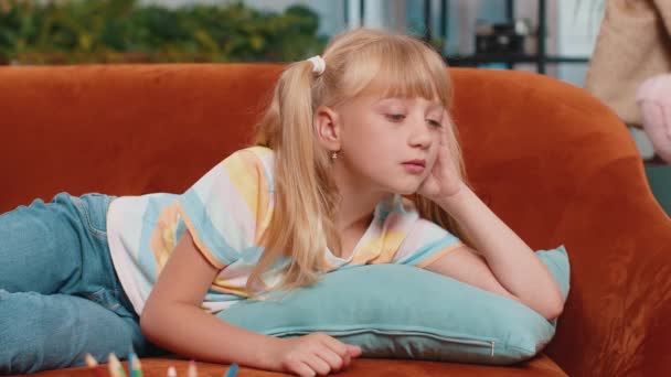 Сумна Самотня Дівчинка Малюк Вдома Виглядає Пустотливою Думає Про Життєві — стокове відео