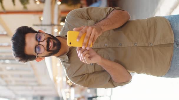 Feliz Sorrindo Homem Indiano Barbudo Usar Smartphone Digitando Mensagens Texto — Vídeo de Stock