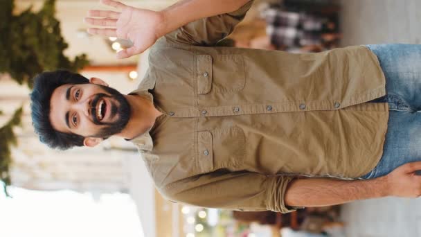 Homem Indiano Barbudo Sorrindo Amigável Para Câmera Acenando Mãos Gesticulando — Vídeo de Stock
