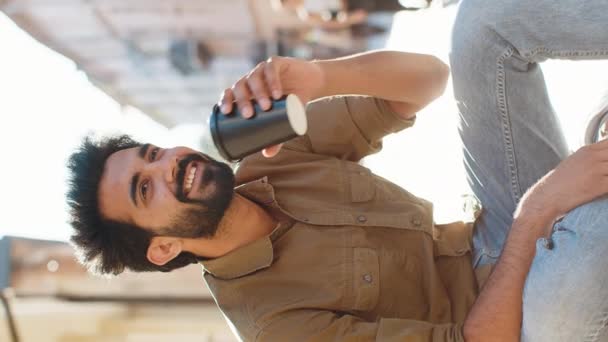 Vrolijke Indiaanse Man Geniet Morgens Koffie Warme Drank Stad Levensstijl — Stockvideo