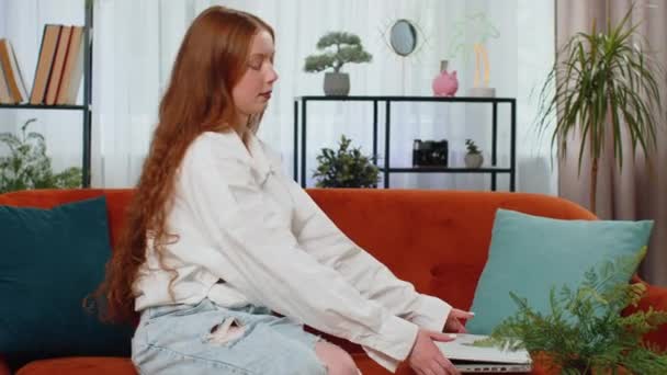 Teenager Mit Rotem Haar Betritt Das Heimische Wohnzimmer Setzt Sich — Stockvideo