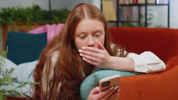 Traurig Unzufriedene Teenager Mädchen Nutzen Smartphone Tippen Browsing Verliert Immer — Stockvideo