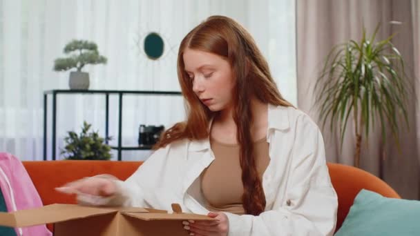 Boos Ontevreden Shopper Tiener Meisje Uitpakken Pakket Gevoel Van Overstuur — Stockvideo