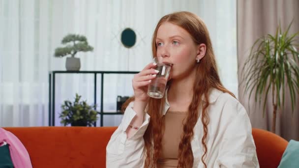 Dorstig Tienermeisje Met Glas Natuurlijke Aqua Maken Slokjes Drinken Stilstaand — Stockvideo