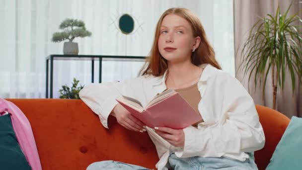 Nastoletnia Ruda Dziewczyna Relaksująca Się Czytając Ciekawą Książkę Przewracając Kartki — Wideo stockowe