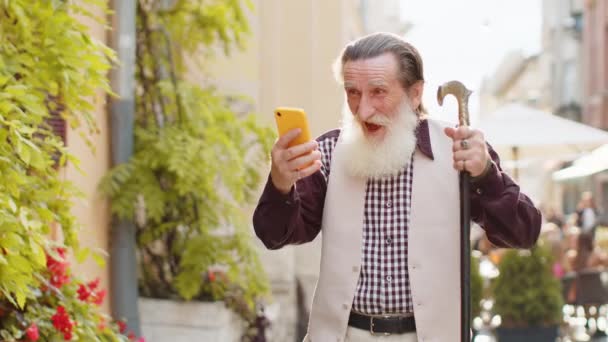 Senioren Oudere Man Gebruik Maken Van Mobiele Smartphone Vieren Win — Stockvideo