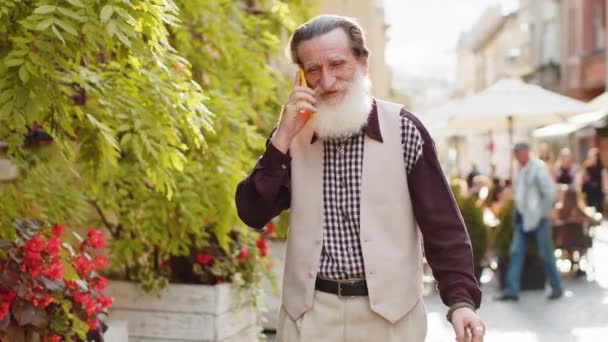 Yetişkin Turist Kıdemli Adam Arkadaşlarıyla Uzaktan Iletişim Kuruyor Yaşlı Büyükbaba — Stok video