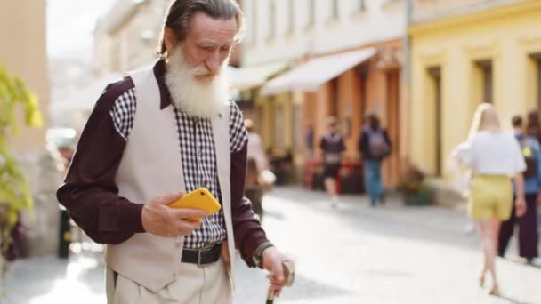 Turist Resenär Skäggig Senior Man Med Hjälp Smartphone Skriva Sms — Stockvideo