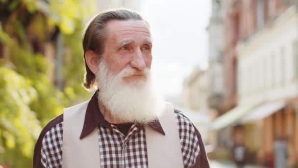 Mutlu Sakallı Yaşlı Bir Adamın Portresi Dostça Gülümsüyor Kameraya Bakan — Stok video