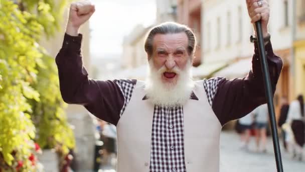 Bărbat Vârstă Barbă Strigând Sărbătorind Succesul Câștigând Realizând Goluri Vești — Videoclip de stoc