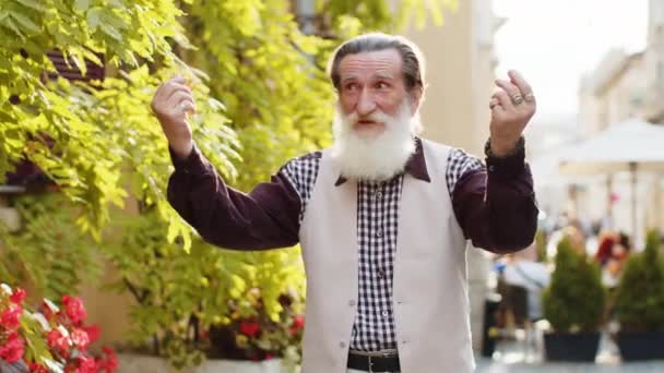 Neşeli Zengin Sakallı Yaşlı Bir Adam Hareketleriyle Etrafa Para Saçıyor — Stok video