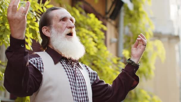 Kıdemli Adam Dua Ediyor Derin Derin Nefes Alıyor Gözleri Kapalı — Stok video
