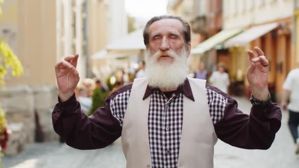 Senior Man Ber Andas Djupt Med Mudra Gest Blundar Mediterar — Stockvideo