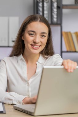 İş yerindeki serbest çalışan genç iş kadını dizüstü bilgisayarla çalışmaya başlar. Profesyonel borsacı kız not defterini açar. Mesaj gönderir, internetten satın alır, film izler. Dikey