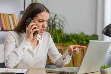 Çatışma Anlaşması 'nda. Kızgın iş kadını CEO 'su ofisteki webcam bilgisayarını çevrimiçi görüntülü arıyor. Kızgın serbest çalışan kız konuşuyor. İş arkadaşlarıyla konuşuyor. Finansal rapor hatasını analiz ediyor.