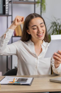 İş kadını mektubu okuyarak zarfı açtı. Kariyer büyümesi, terfi bankası kredisi onaylaması, para ödülüne başarılı giriş, uzun zamandır beklenen davet büyük haber piyango oyunu kazananı. Dikey