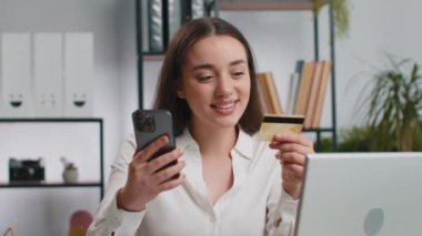Keyifli iş kadını programcı yazılım geliştirici ev ofis masasında dizüstü bilgisayarla online ödeme alışverişi yapıyor. Kafkas Serbest Çalışan Güzel Kız