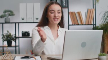 Ev ofisinin bilgisayarında çalışan mutlu iş kadını çalışanla online iletişim videosu konuşması yapıyor, patron. Bilgisayar kameralarına bakan serbest çalışan yönetici kız destek servisleri