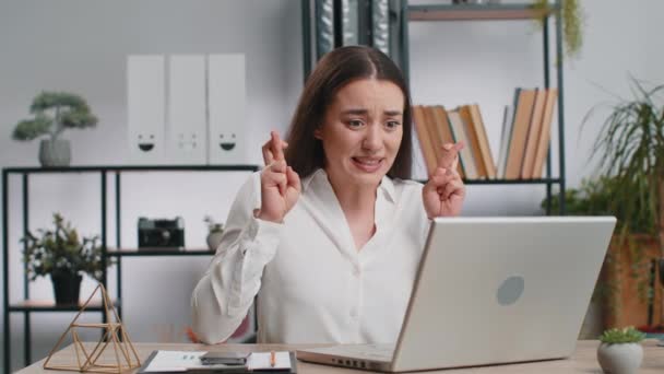 高加索商业女性程序员软件开发人员的手指交叉在笔记本电脑上工作 结果不幸的是 在办公室里 运气的丧失让他们大吃一惊 最后期限 自由职业者女孩 — 图库视频影像