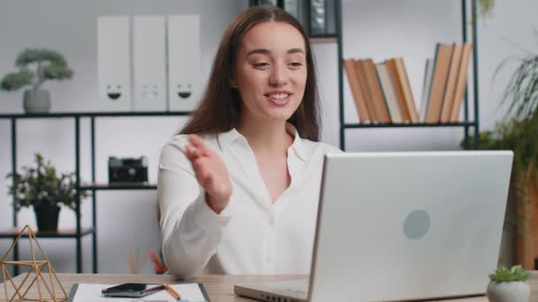 Ofisinin Bilgisayarında Çalışan Mutlu Kadını Çalışanla Online Iletişim Videosu Konuşması — Stok video