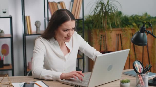 Laptop Üzerinde Çalışırken Asabi Kafkasyalı Kadını Beklenmedik Internet Sitesi Sorunu — Stok video