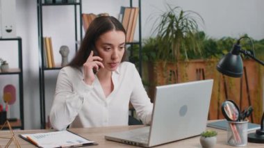 Çatışma Anlaşması 'nda. Kızgın iş kadını CEO 'su ofisteki webcam bilgisayarını çevrimiçi görüntülü arıyor. Kızgın serbest çalışan kız konuşuyor. İş arkadaşlarıyla konuşuyor. Finansal rapor hatasını analiz ediyor.