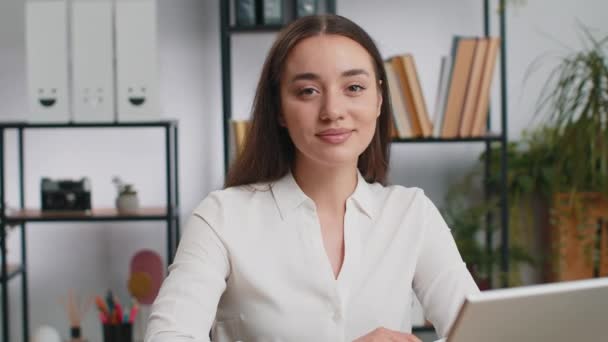 Portret Van Een Vrolijke Glimlachende Brunette Kaukasische Zakenvrouw Kantoor Thuis — Stockvideo