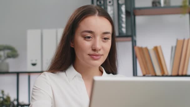 클로즈업 초상화 노트북 컴퓨터에서 오피스 직장에서 프리랜서 관리자 프리랜서 소녀는 — 비디오