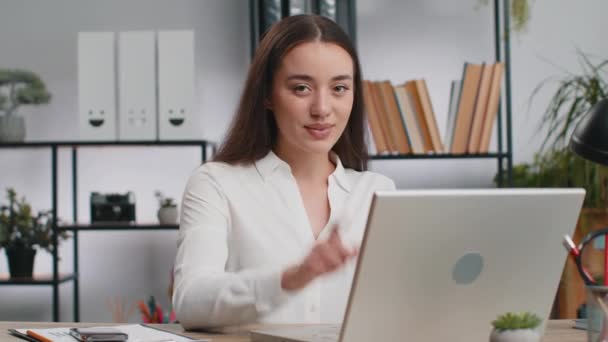 君を選んだ コーカサス州の若いビジネス女性プログラマーソフトウェア開発者は オフィスのラップトップを指してカメラに取り組み 幸せな表情を見せ 方向を示す選択をする フリーランスガール — ストック動画
