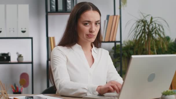Não Gosto Mulher Negócios Caucasiana Perturbada Trabalhando Computador Portátil Escritório — Vídeo de Stock
