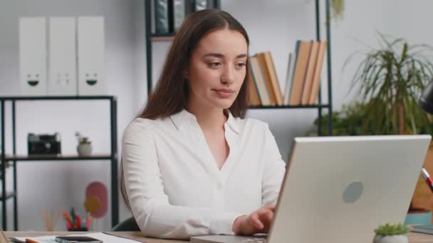 Ştiu Spun Femeie Afaceri Confuză Lucrează Laptop Locul Muncă Birou — Videoclip de stoc