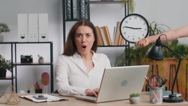 オフィスのノートパソコンで働いている若いビジネス女性は 遅延期限内に働くために遅く実行されている時計の不安チェック時間と マネージャーフリーランスの女の子時間を見て心配している分時間厳守 — ストック動画