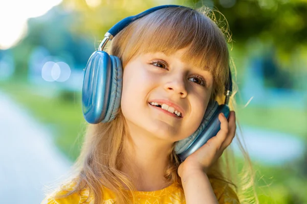 Szczęśliwy Uśmiechnięty Nastolatek Nosi Słuchawki Bezprzewodowe Wybierając Słuchając Energicznej Muzyki — Zdjęcie stockowe