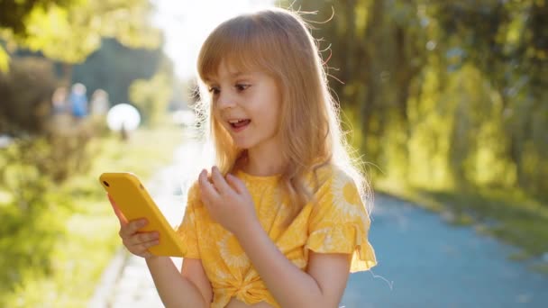 Çocukluk Çağındaki Çocuk Parmaklarını Çapraz Yapıp Online Akıllı Telefon Oyunu — Stok video