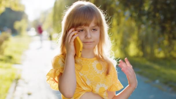 Boldog Kiskorú Gyerek Távbeszélő Kommunikál Okostelefonon Keresztül Csinos Szőke Lány — Stock videók
