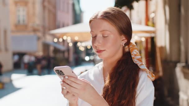 Feliz Chica Adolescente Sonriente Utilizando Teléfono Inteligente Escribir Mensajes Texto — Vídeos de Stock