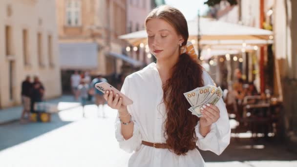 Szczęśliwa Bogata Nastolatka Licząc Posiadając Pieniądze Dolarów Gotówką Korzystać Aplikacji — Wideo stockowe