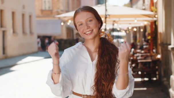 Rotschopf Teenager Erwachsenes Mädchen Schreit Feiert Erfolg Gewinnt Zielerreichung Gute — Stockvideo