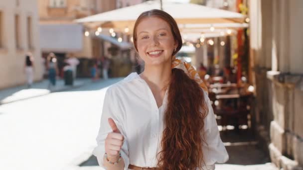 Gibi Mutlu Kızıl Saçlı Genç Kız Kameraya Onaylayıcı Bir Şekilde — Stok video