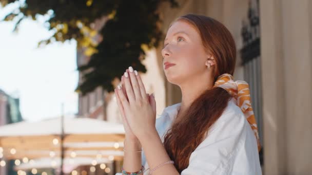 Retrato Religião Ruiva Adolescente Orando Olhos Fechados Para Deus Pedindo — Vídeo de Stock